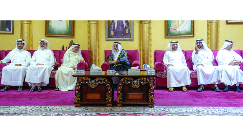 حاكم الشارقة يعزي في وفاة الشيخ سلطان بن خالد بن محمد القاسمي