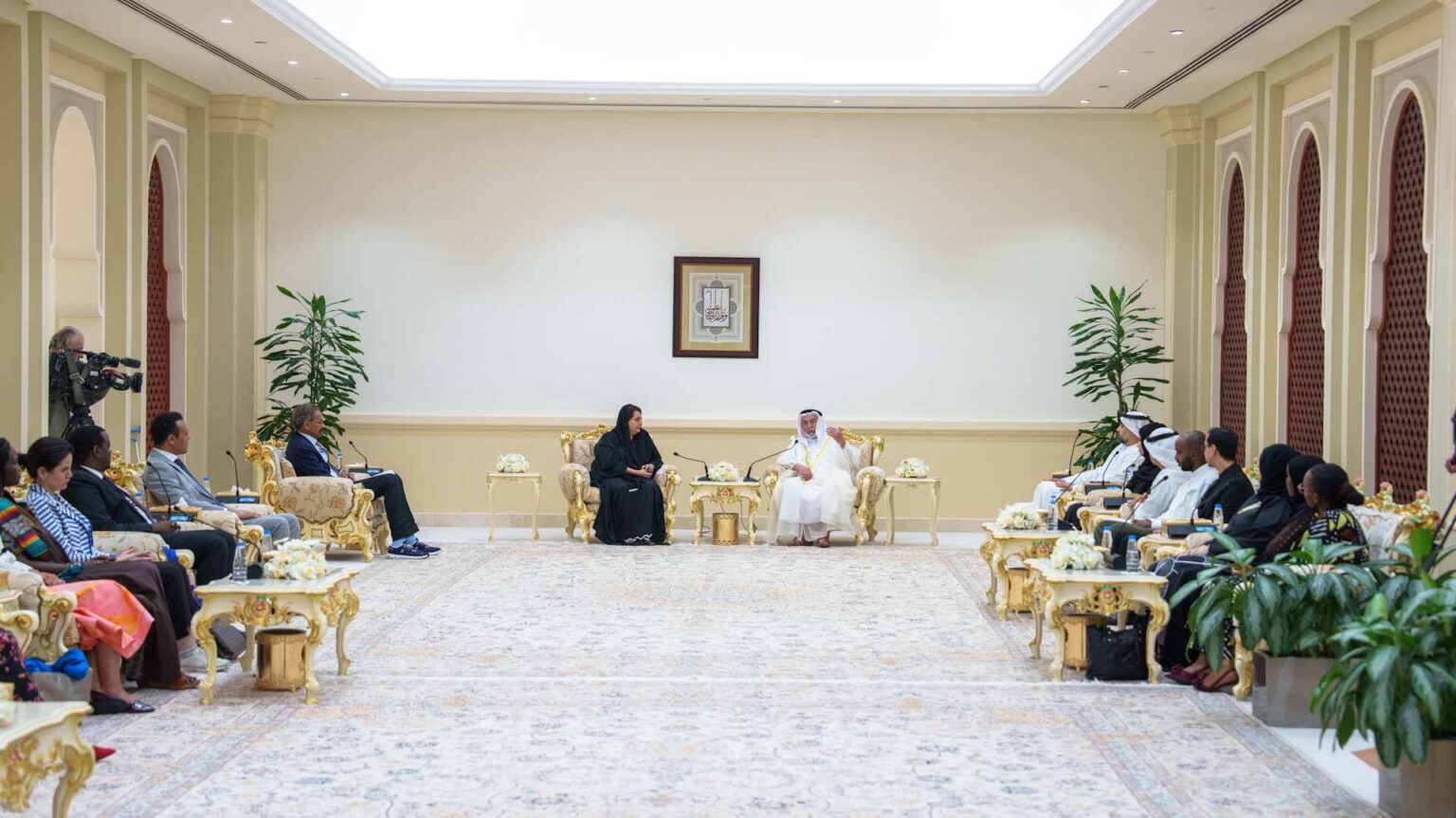 سلطان القاسمي يلتقي طلبة الدكتوراه بجامعة الدراسات العالمية