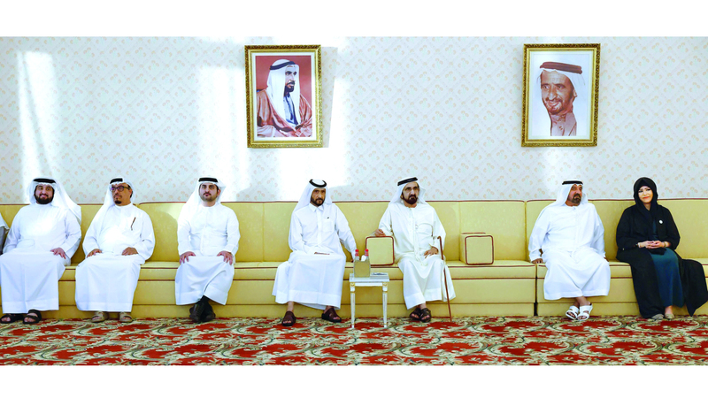 محمد بن راشد خلال اللقاء الذي جرى في مجلس المضيف بدار الاتحاد في دبي. وام