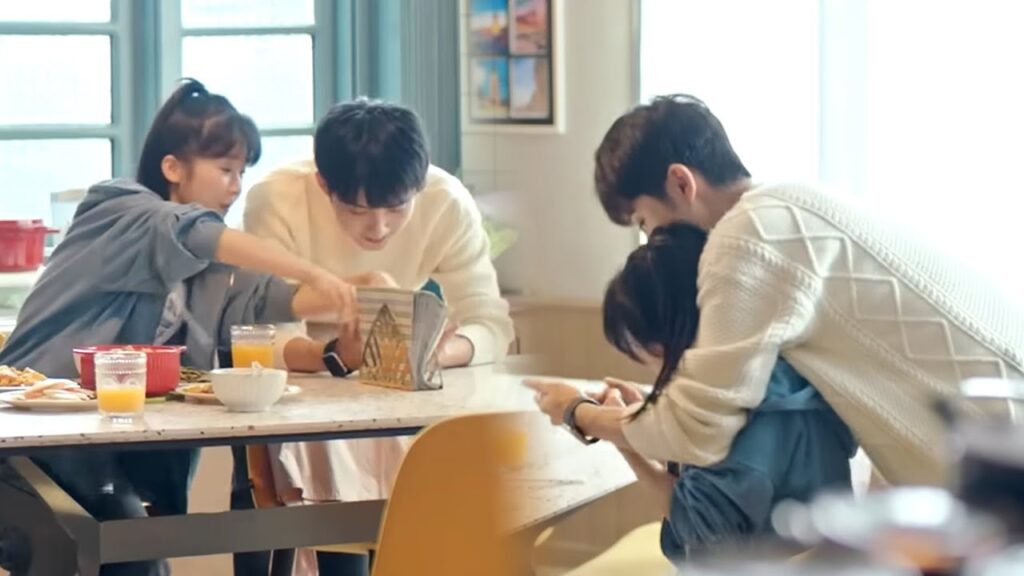 يقترب البطلين أخيرا فلم يعد بطلنا يتحمل قضاء الوقت من دونها ويعود للمنزل ليراها❤️مشهد من معادلة الحب