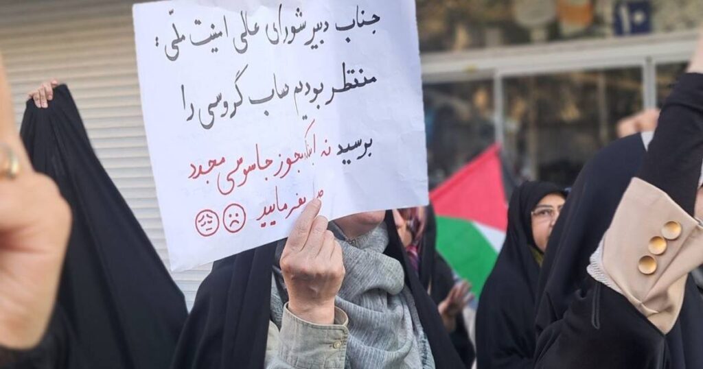 البرلمان الإيراني يطالب بجلسة استثنائية لمساءلة لاريجاني وعراقجي حول "اتفاق القاهرة"