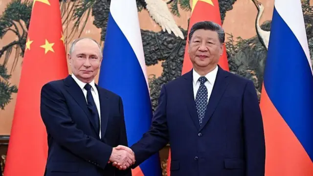 صورة للرئيس الروسي فلاديمير بوتين والرئيس الصيني شي جين بينغ.