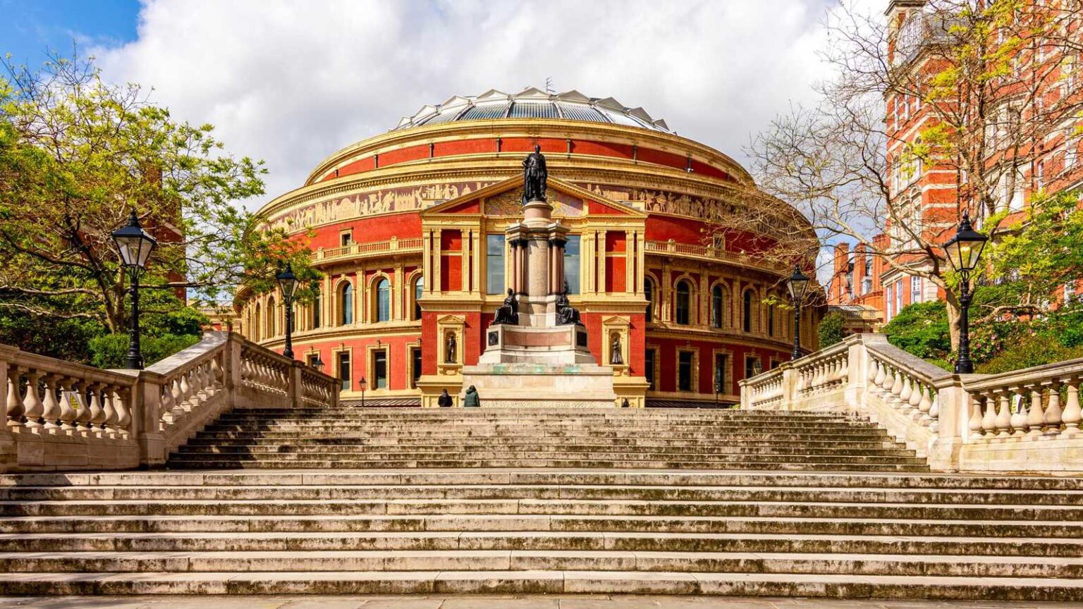 من العندليب لأنغام.. نجوم كتبوا التاريخ على مسرح “ألبرت هول” دبّان يحتجزان نفسيهما داخل سيارة ويطلقان البوق طلبًا للنجدة (فيديو)