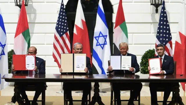 وزير خارجية البحرين عبد اللطيف بن راشد الزياني، ورئيس وزراء إسرائيل بنيامين نتنياهو، والرئيس الأمريكي دونالد ترامب، ووزير خارجية الإمارات العربية المتحدة عبد الله بن زايد آل نهيان، يحضرون حفل توقيع اتفاقيات إبراهيم في البيت الأبيض، في 15 سبتمبر/أيلول 2020، بواشنطن العاصمة. 