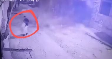 كاميرا مراقبة توثق نجاة شاب فى انهيار أجزاء من عقار بالقبارى الإسكندرية.. فيديو
