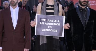 ضيوف مهرجان فينسيا يرفعون لافتة "نحن جميعا شهود على الإبادة جماعية دعما لغزة"