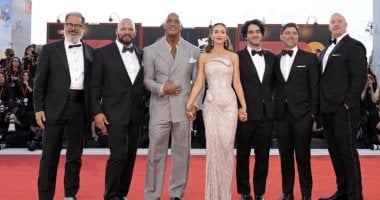 إيميلى بلانت تلفت الأنظار بصحبة ذا روك والمصارع مارك كير فى مهرجان فينسيا