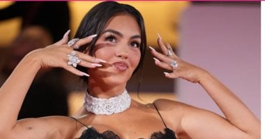 جورجينا رودريجيز تخطف الأنظار بخاتم الخطوبة في مهرجان البندقية