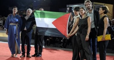 علم فلسطين يتصدر المشهد على السجادة الحمراء لمهرجان فينسيا السينمائي.. صور