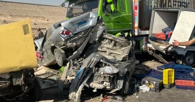 مصرع شخصين وإصابة 8 آخرين فى تصادم سيارة نقل و4 مركبات بالطريق الأوسطى.. صور