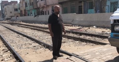 عامل مزلقان ينقذ شابًا من ذوى الهمم أثناء عبور قطار فى العياط.. فيديو