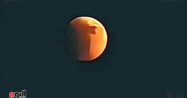 بدء الخسوف الجزئى والحافة الشرقية لقرص القمر تدخل منطقة ظل الأرض.. صور بدء الخسوف الجزئى والحافة الشرقية لقرص القمر تدخل منطقة ظل الأرض.. صور