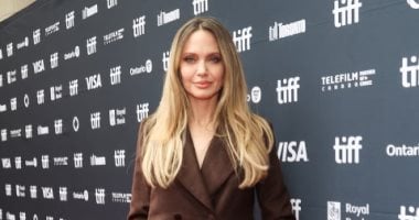 بسبب والدتها.. أنجلينا جولى تنهمر في البكاء داخل مهرجان تورينتو السينمائي