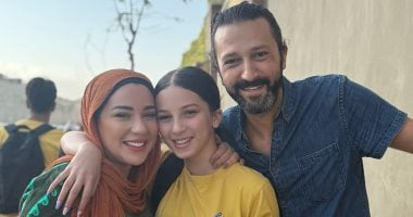 أسما شريف منير تجمع بين زوجها وطليقها مع ابنتها فى أول يوم دراسة.. صور