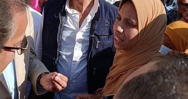 سيدة تبكي أمام وزير الصحة بقنا: علاج شقيقي بـ 150 مليون جنيه.. والوزير يوجه ببحث الحالة سيدة تبكي أمام وزير الصحة بقنا: علاج شقيقي بـ 150 مليون جنيه.. والوزير يوجه ببحث الحالة