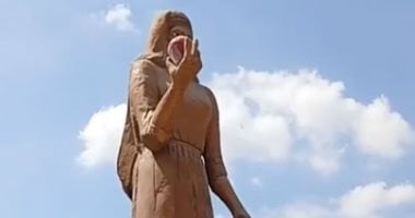 الفراولة رجعت تانى.. شاهد تمثال الملكة المثير للجدل فى الإسماعيلية (فيديو) الفراولة رجعت تانى.. شاهد تمثال الملكة المثير للجدل فى الإسماعيلية (فيديو)