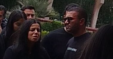 مريم عامر منيب تتعرض للإغماء أثناء جنازة خطيبها عمرو ستين
