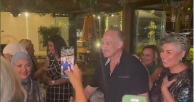 الظهور الأول للمخرج عمر زهران في عيد ميلاد مفيدة شيحة.. فيديو