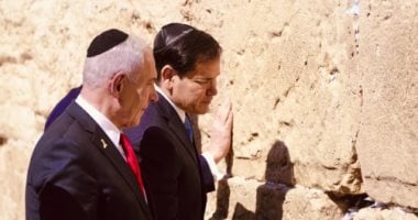 وزير خارجية أمريكا يؤدى طقوسا يهودية بصحبة نتنياهو على حائط البراق.. فيديو