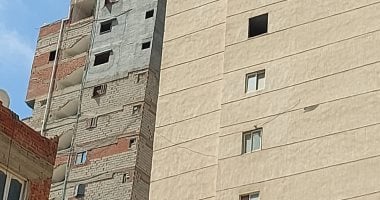 لحظات تحبس الأنفاس.. عقار المندرة المائل يلامس المبانى الخلفية.. فيديو وصور