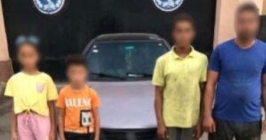 طفل يقود سيارة وطفلان أعلى السقف.. والداخلية تتحرك