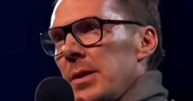 كامبرباتش يتلو قصيدة محمود درويش أمام آلاف البريطانيين.. و69 فنانًا يهتفون لفلسطين