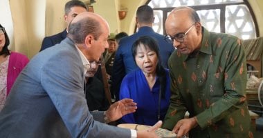 الرئيس السنغافوري يبدأ زيارته الرسمية لمصر بزيارة مركز الحرف بالفسطاط