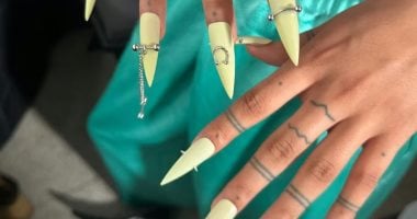 الأظافر المثقوبة أبرز اتجاهات أسبوع الموضة بنيويورك لربيع وصيف 2026.. صور