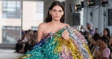 فستان من شرائط الزينة أبرز اتجاهات أسبوع الموضة بنيويورك لربيع وصيف 2026