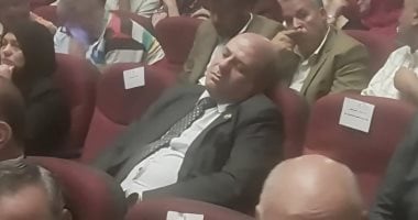 أول يوم دراسة.. تداول صورة لوكيل تعليم قنا نائم خلال ندوة.. والأخير يعلق