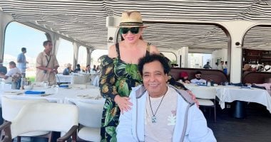 إلهام شاهين فى صورة مع محمد منير: بنحبك ياكينج وربنا يسعدك كما أسعدت الملايين