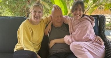 بروس ويليس فى ظهور نادر مع ابنتيه وسط معركته مع الخرف الجبهى الصدغى