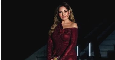 إطلالة مميزة للفنانة صابرين تبرز جمالها.. صور