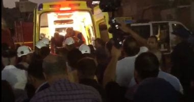 آخر ضحايا حريق مصنع المحلة.. انتشال جثمان فرد شرطة من تحت الأنقاض.. فيديو