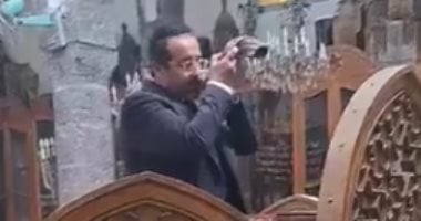 يهودي ينفخ البوق في كنيس الفرنج بدمشق لأول مرة منذ 30 عاما.. فيديو يهودي ينفخ البوق في كنيس الفرنج بدمشق لأول مرة منذ 30 عاما.. فيديو