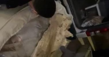 الحماية المدينة تساعد فى إنزال شخص متوفى ثقيل الوزن من شقته بمدينة نصر.. صور