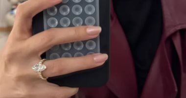 كل ما تريد معرفته عن خاتم زواج سيلينا جوميز المرصّع وماسته عيار 8 قيراط