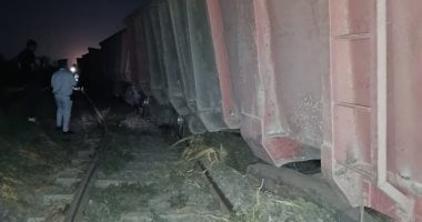 التحفظ على سائق قطار البضائع ببنى سويف والدفع بأوناش لرفع العربات التحفظ على سائق قطار البضائع ببنى سويف والدفع بأوناش لرفع العربات