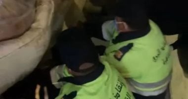 بطولة الحماية المدنية تساعد أسرة في إنزال جثمان متوفى بسبب ثقل وزنه.. فيديو