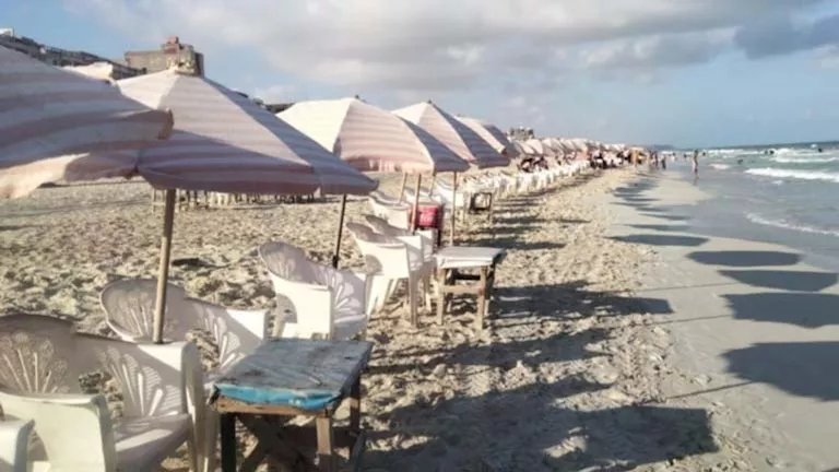موج البحر يرتفع فجأة.. الرايات الحمراء تمنع السباحة بشواطئ الإسكندرية موج البحر يرتفع فجأة.. الرايات الحمراء تمنع السباحة بشواطئ الإسكندرية