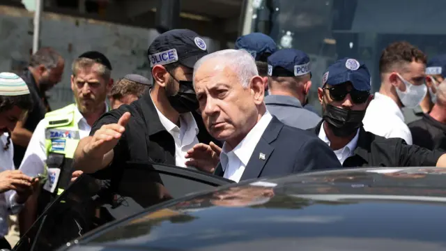 رئيس الوزراء الإسرائيلي بنيامين نتنياهو يزور موقع حادث إطلاق نار في القدس، 08 سبتمبر 2025. قُتل ما لا يقل عن خمسة أشخاص وأصيب العديد من الآخرين بإطلاق النار بعد حادث إطلاق نار في مفترق راموت في القدس، وفقًا لنجمة داوود الحمراء (MDA)، خدمات الطوارئ الوطنية في إسرائيل.