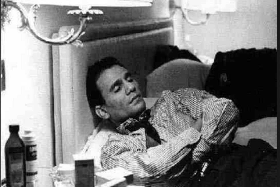 صورة نادرة للعندليب قبل رحيله بساعات تثير تفاعل محبيه