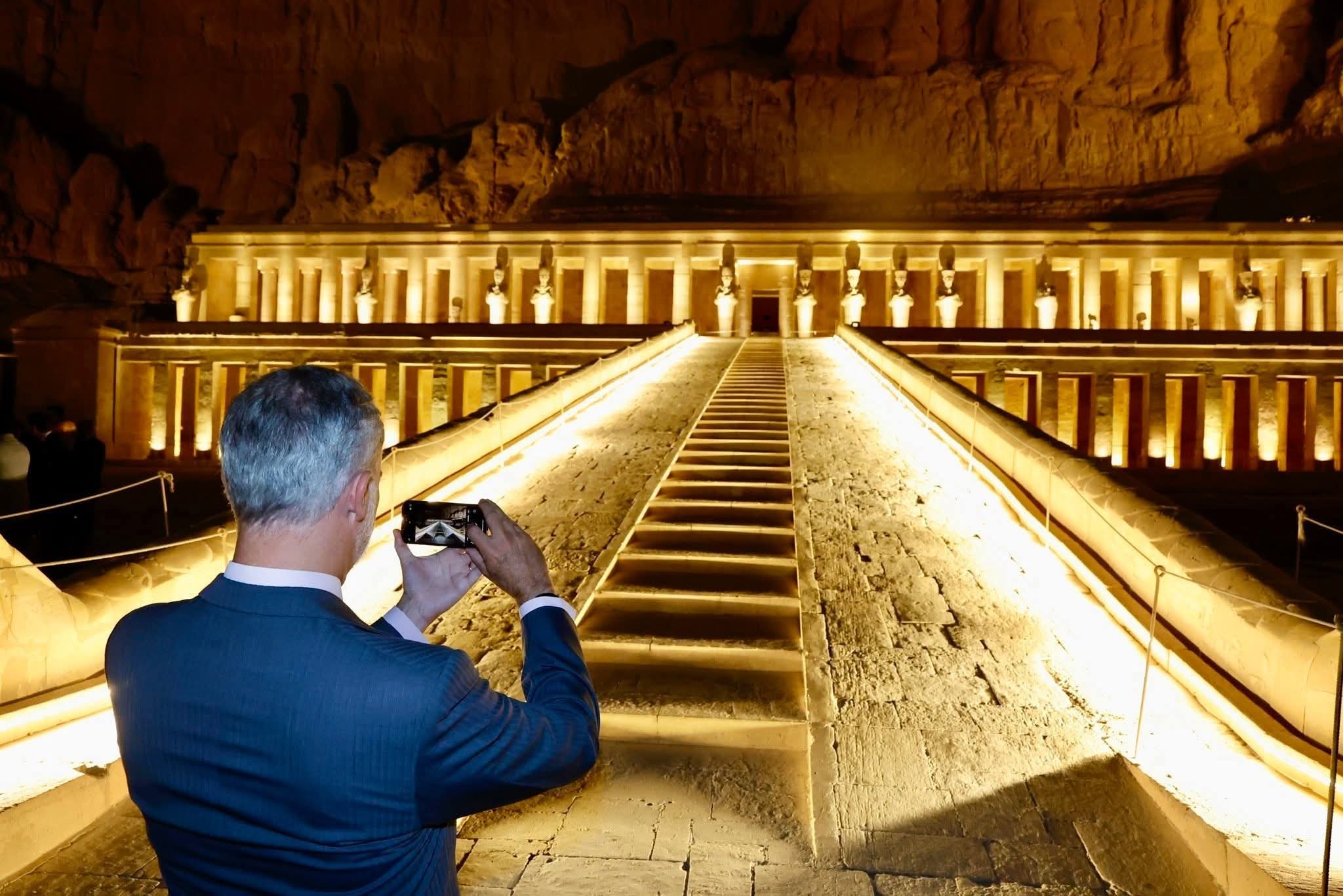 ملك أسبانيا وزوجته يلتقطان صورا تذكارية بمعبد حتشبسوت