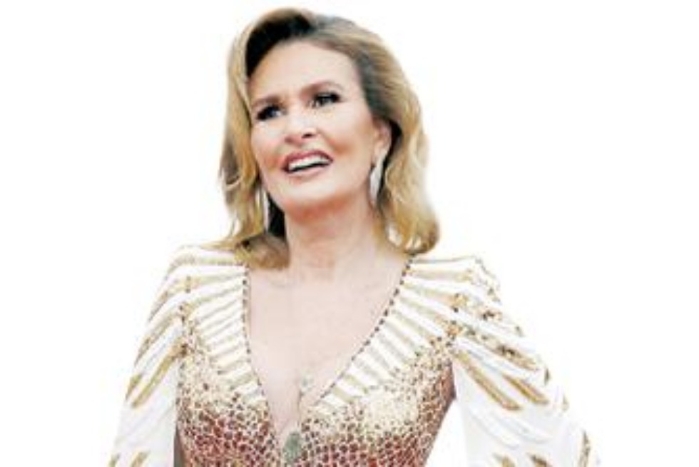 بصورة من شبابها.. يسرا تفاجئ الجمهور بتغير ملامحها وتلجأ لـ«AI» بصورة من شبابها.. يسرا تفاجئ الجمهور بتغير ملامحها وتلجأ لـ«AI»