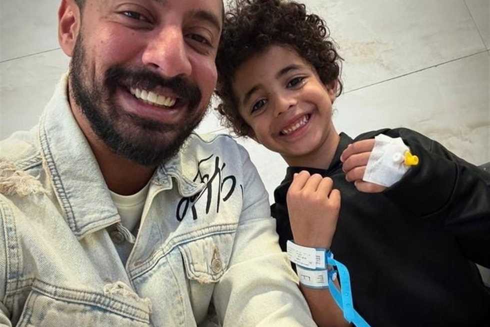 بطريقة كوميدية.. عمرو وهبة يستنجد بجمهوره لحل واجب ابنه المدرسي