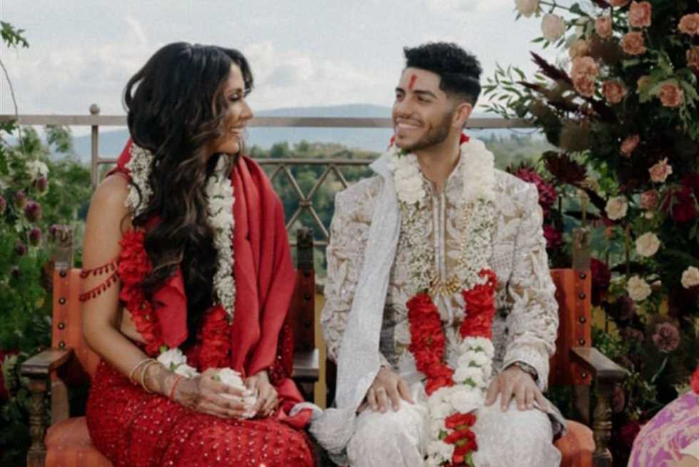 بعد أيام من زفافهما.. زوجة مينا مسعود تظهر على كرسي متحرك (صور) بعد أيام من زفافهما.. زوجة مينا مسعود تظهر على كرسي متحرك (صور)