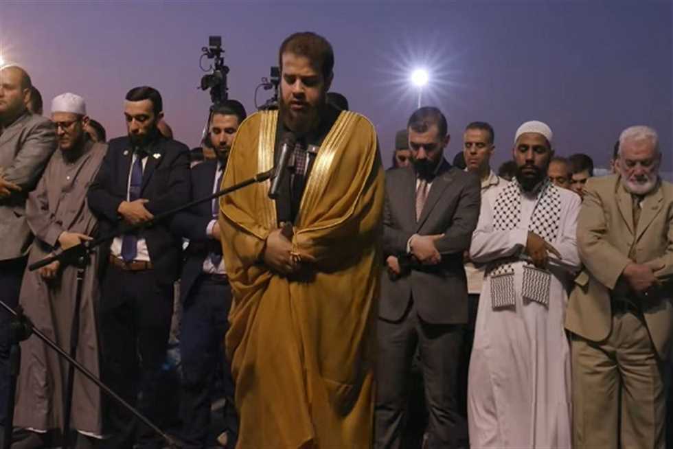 أدهم نابلسي يؤم المصلين في قلب العاصمة السورية دمشق (فيديو)