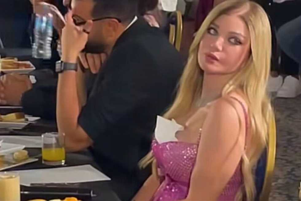 «ما كان من الأول».. موقف محرج لـ ياسمين الخطيب بسبب فستانها في مسابقة ملكة جمال مصر (صور)