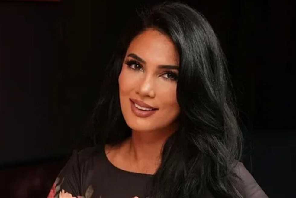 ترتبط برجل متزوج وتنصح النساء بالعكس.. تسريبات تضع ساديا خان «مدربة العلاقات» في موقف محرج ترتبط برجل متزوج وتنصح النساء بالعكس.. تسريبات تضع ساديا خان «مدربة العلاقات» في موقف محرج