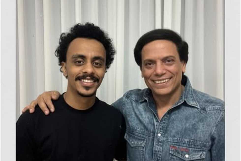 صور بالذكاء الاصطناعي تغزو «فيس بوك» بخلفية «الستارة البيضاء».. كيف تصنع مثلها؟